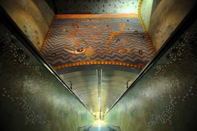 Ga Materdei: Đây cũng là một trong những ga tàu mang đậm tính nghệ thuật với các tác phẩm độc đáo.